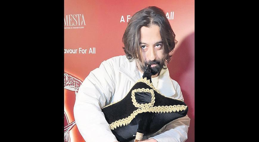 Tezgâhta karpuz satıyor Tezgâhta karpuz satıyor