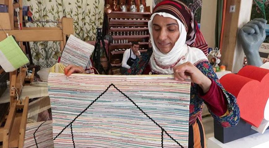Rizeli kadın dokumacı poşetleri sanata dönüştürüyor Başka dünyamız yok