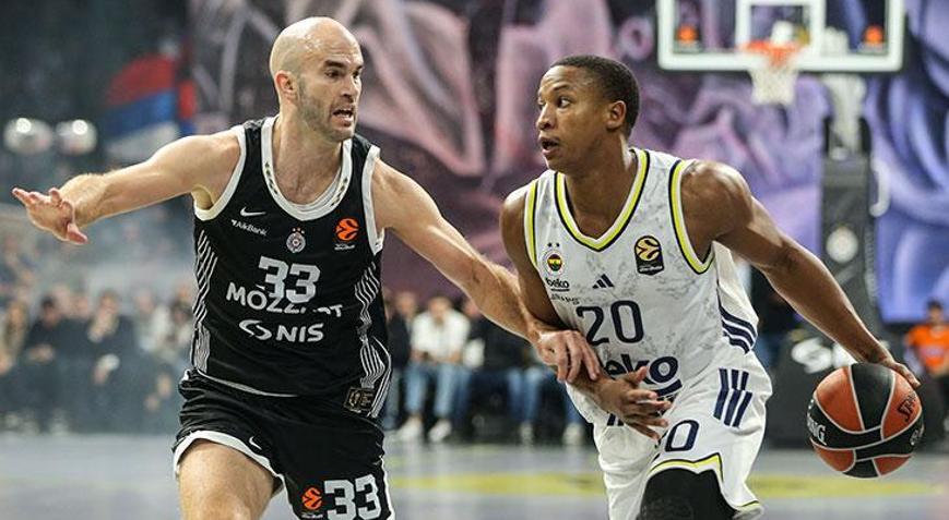 Partizan - Fenerbahçe Beko maçındaki ırkçı pankarta tepki Şikayete rağmen izin verdiler