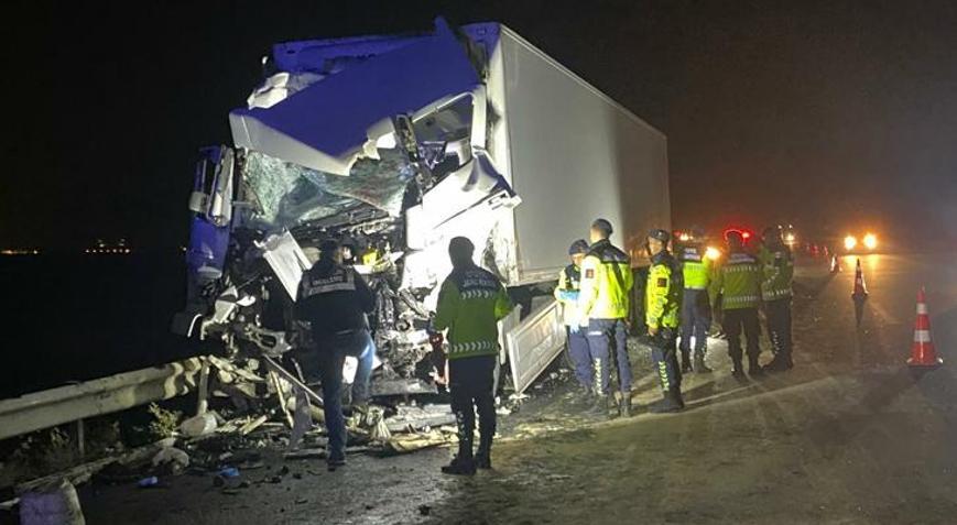 Emniyet şeridinde korkunç kaza TIR, park halindeki otobüse çarptı: 14 yaralı