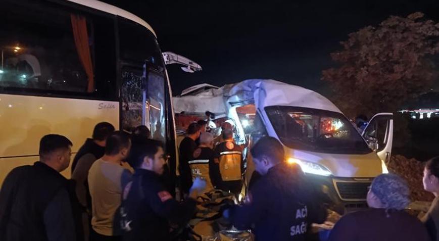 İki servis aracı çarpıştı: 13 yaralı