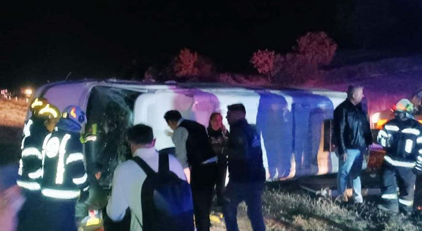 Yolcu otobüsü ile servis minibüsü çarpıştı: 1 ölü, 14 yaralı