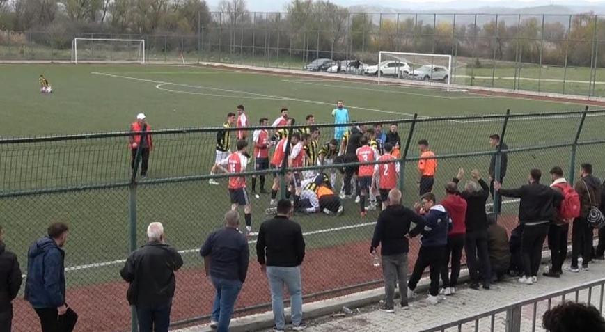 Dili boğazına kaçan futbolcuya, hakemden hayati müdahale