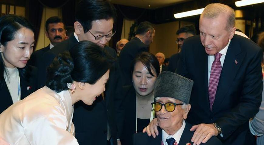 Erdoğan, Güney Kore lideri Lee Jae Myungu Beştepede Kore gazileri ile buluşturdu