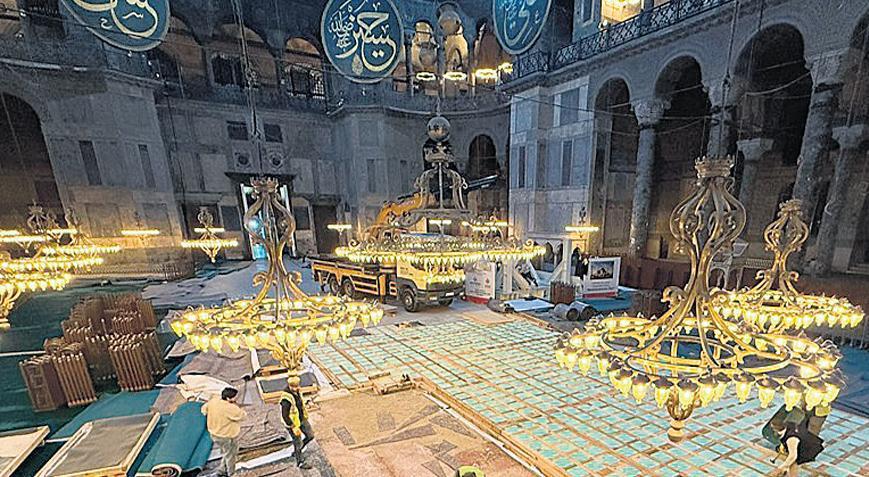Ayasofya’nın zemini korunuyor