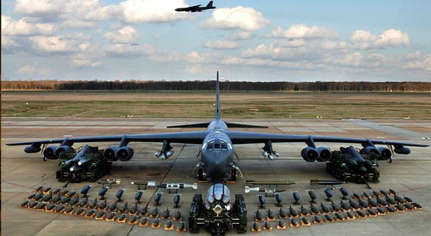 Karayiplerde nefesler tutuldu ABDnin dev bombardıman uçağı Venezuela semalarında: Askerler talimat bekliyor