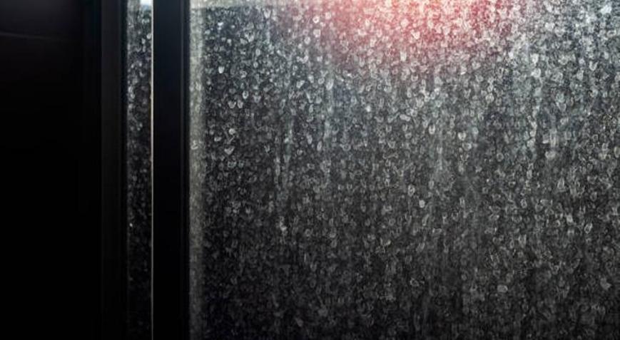 Kireçten matlaşan duşakabinler için doğal çözüm Camlar ayna gibi oluyor