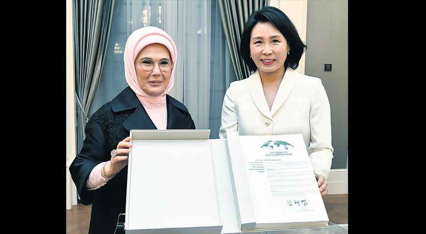 Lider eşlerinden Millet Kütüphanesi’ne ziyaret
