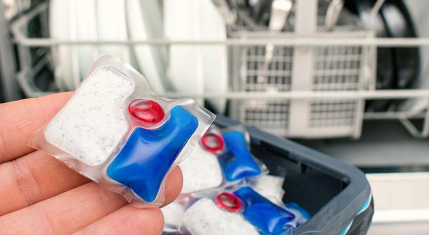 Yapıştı aktı derdine son Bulaşık tabletlerinin birbirine yapışmasını önleyen yöntem