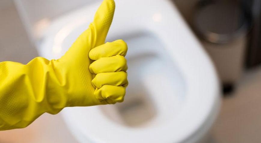 Tıkanan klozeti saniyeler içinde açan streç film yöntemi Pompa görevi görüyor