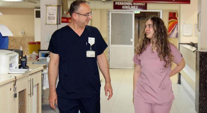 29 yıllık doktorun yeni mesai arkadaşı kızı oldu Evde iyi bir baba-kız, hastanede daha ciddi bir ilişkimiz var