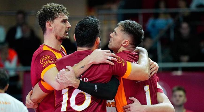 Voleybolda derbi maçta Galatasaray, Fenerbahçeyi 5 sette mağlup etti