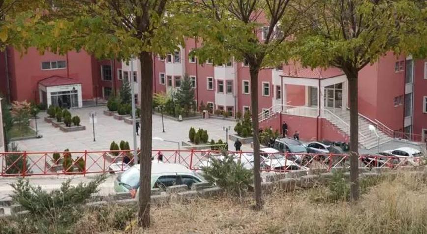 Gümüşhane Üniversitesinde mesai arkadaşını silahla rehin alan kişi tutuklandı