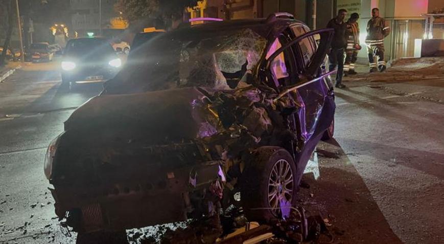 Bayrampaşada yolcu otobüsü ile otomobil çarpıştı