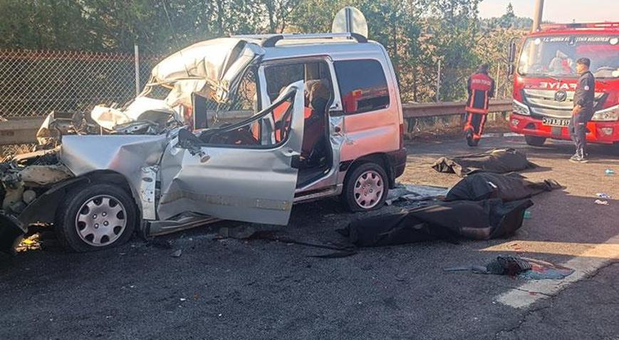 Mersinde hafif ticari araç, kamyona çarptı; 3 ölü, 3 yaralı