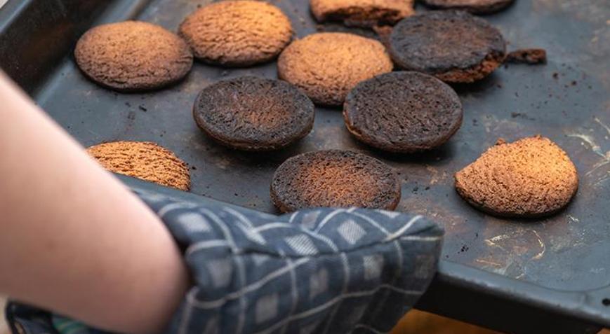 Kurabiyenin altı yandı diye üzülmeyin Kurabiyeleri kurtaran yöntemler