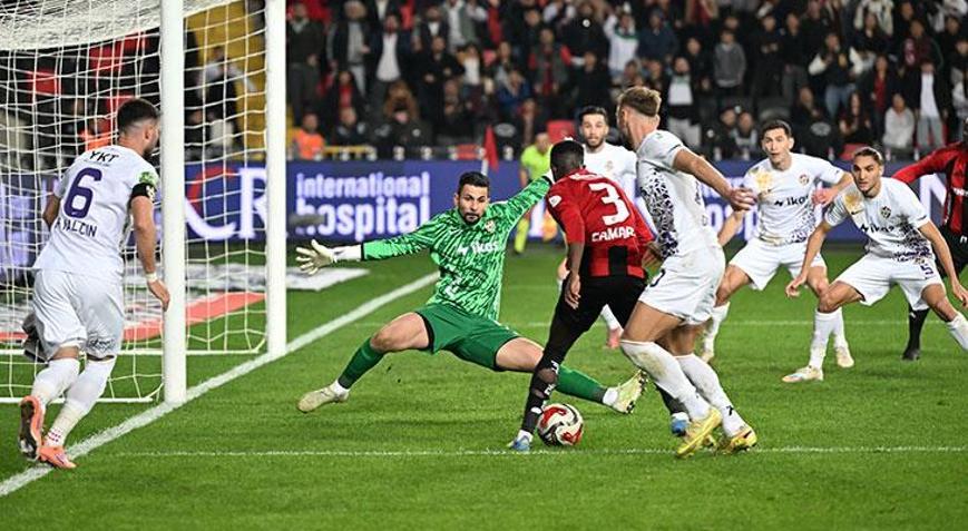 Süper Ligde sezonun en ilginç golü atıldı Kavga esnasında fırsatı değerlendirdi