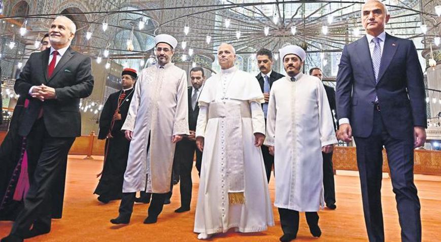 Papa, Sultanahmet Camii’ni ziyaret etti