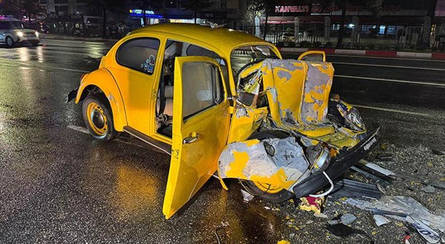 Uşakta feci kaza Otobüse arkadan çarptı kullanılamaz hale geldi