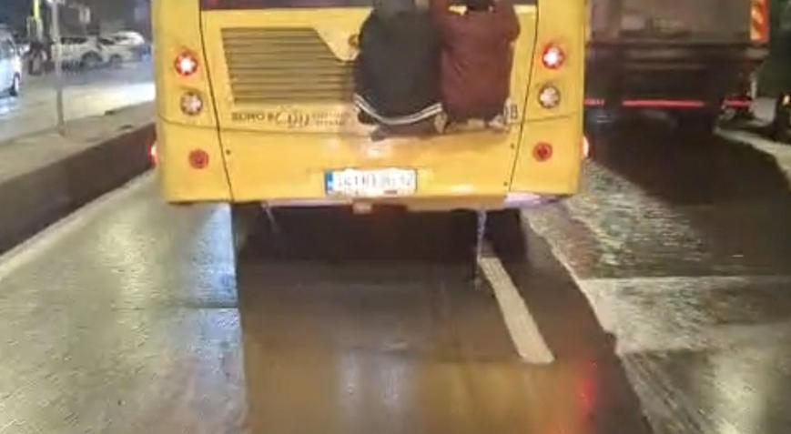 İstanbul- Üsküdar’da otobüsün arkasında tehlikeli yolculuk kamerada