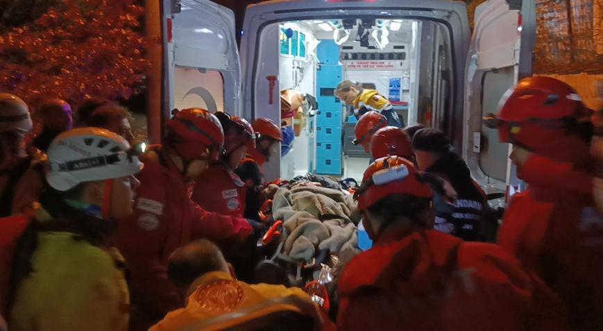 Doğa yürüyüşünde yüksekten kayalık bölgeye düştüler: 1 ölü, 1 yaralı