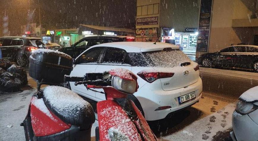 Ardahan beyaza büründü Mevsimin ilk karı düştü