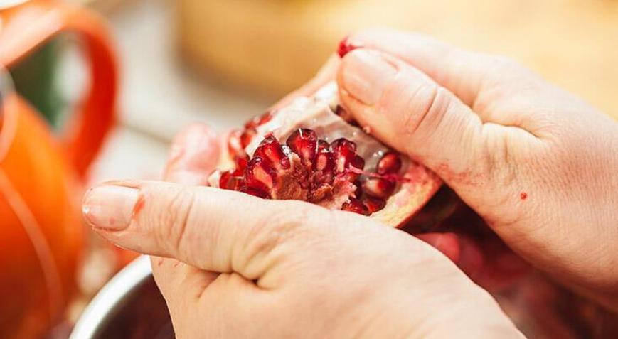 Nar temizliğinde pratik püf nokta Etrafa sıçramıyor, taneleri çabucak dökülüyor