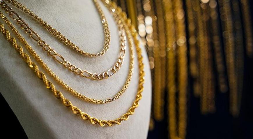 Polisler neye uğradığını şaşırdı Hırsızlık yapmak için girdiği kuyumcuda 33 bin 585 dolarlık altın kolyeyi yuttu