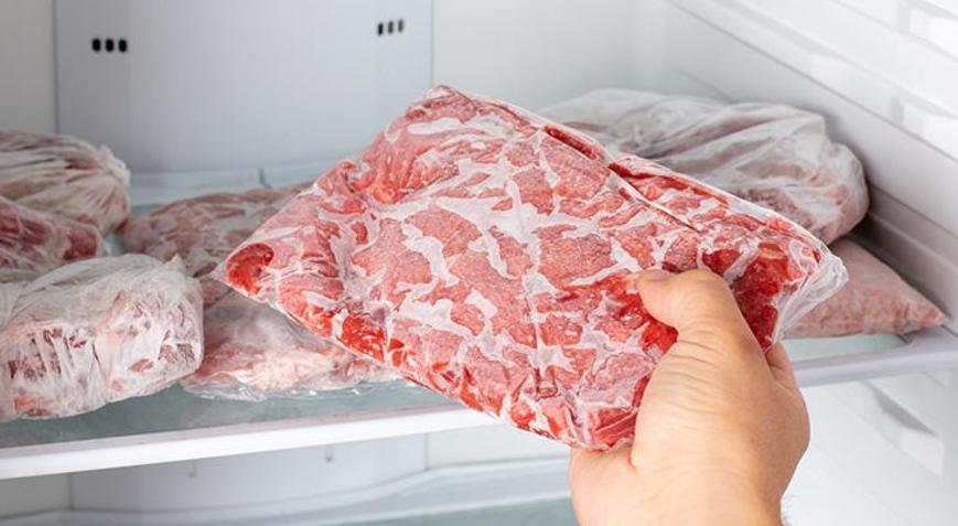 Donmuş kıymayı 10 dakika çözdüren teknik Yüksek ısı iletkenliği sayesinde çabuk çözülüyor