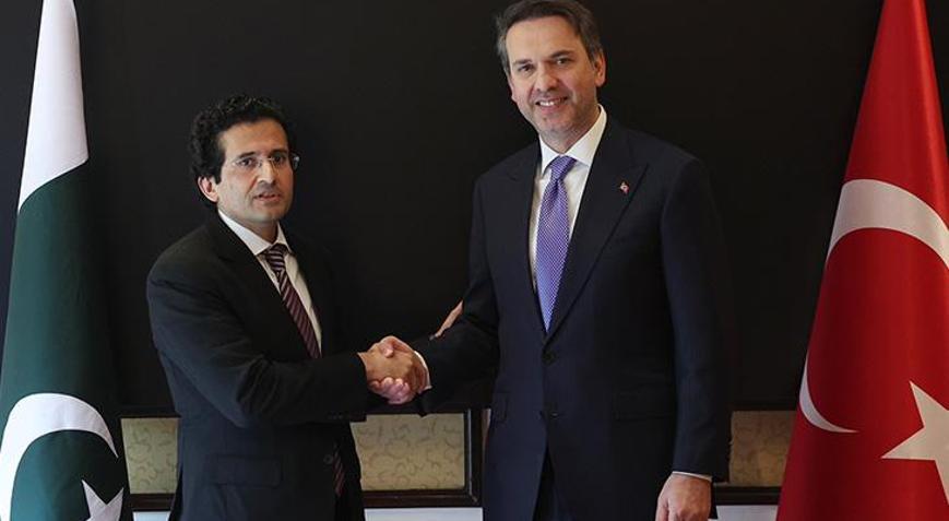 Bakan Bayraktar, Pakistan Petrol Bakanı ile görüştü