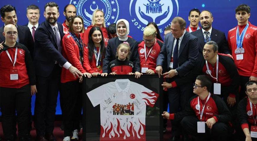 Bakan Göktaş, özel sporcularla Bakanlıkta bir araya geldi