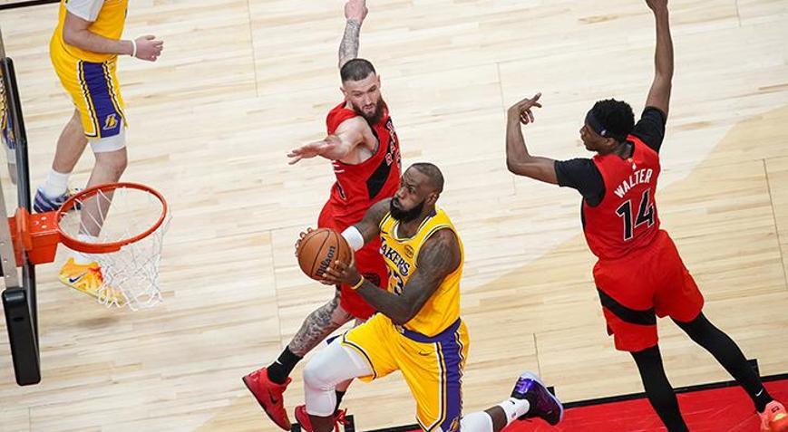 NBAde LeBron Jamesin 1297 maçlık tarihi serisi sona erdi