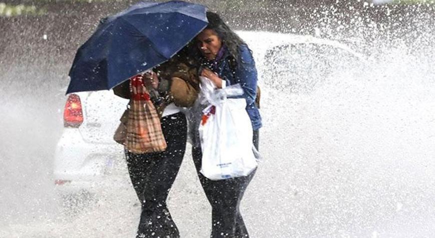 Hafta sonu için Meteorolojiden çok kuvvetli yağış uyarısı AKOM: Su baskını ve çatı uçmalarına dikkat