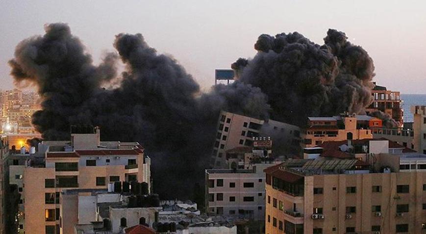 İsrailden Gazzeye yoğun saldırı Binaları patlayıcılarla yıktılar