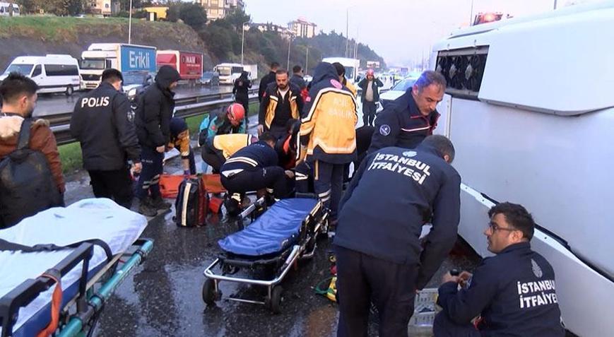 Maltepede servis minibüsü devrildi Çok sayıda yaralı var