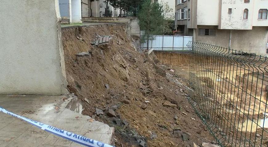 Kadıköy’de faciadan dönüldü 5 katlı binanın istinat duvarı çöktü