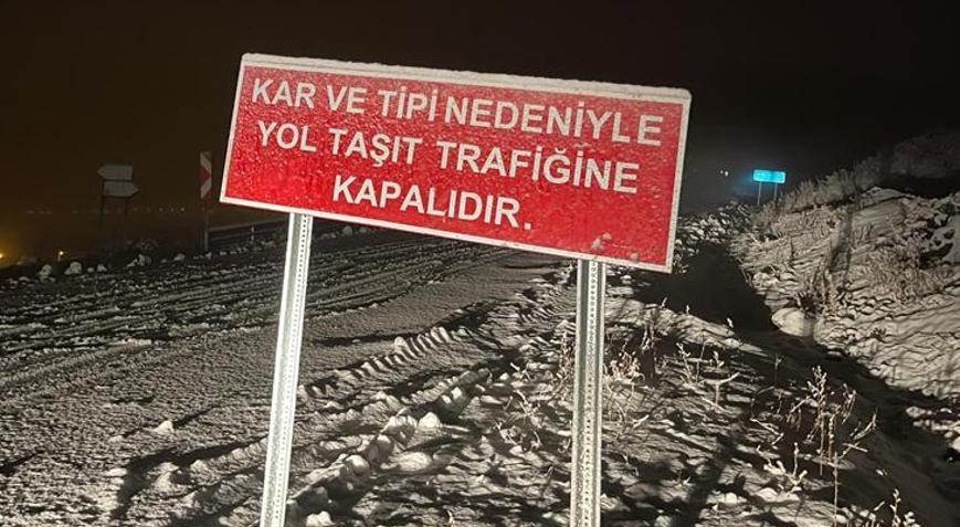 Kara kış fena vurdu Ekipler yol girişine taşıt trafiğine kapalıdır tabelası astı