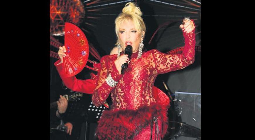 Tarzıyla dikkat çekti