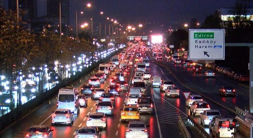 İstanbulda trafik kilit Yoğunluk yüzde 90a ulaştı