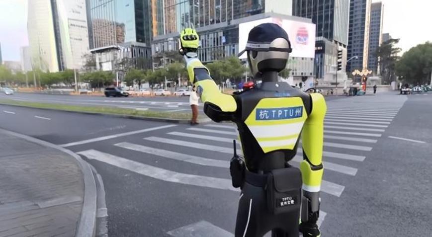 İnsansı robotlar trafik polisi olmaya başladı