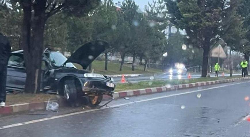 Kütahya’da otomobil refüje çıktı; 2 yaralı