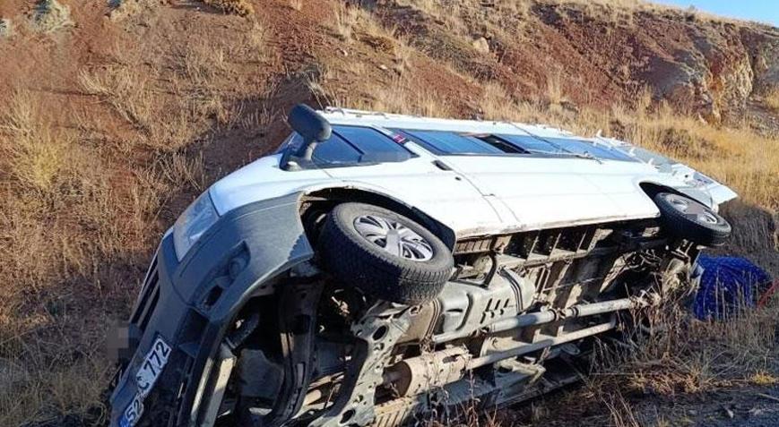 Öğretmenleri taşıyan servis minibüsü devrildi Yaralılar var