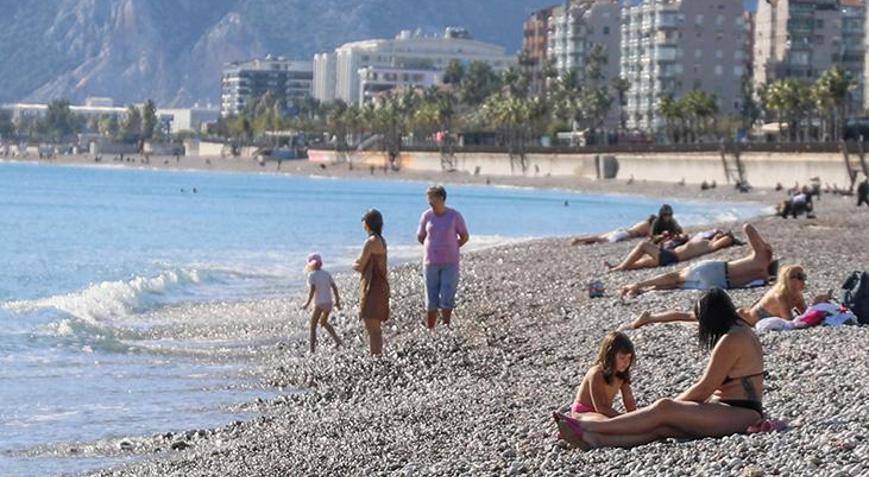 Fotoğraflar bugün çekildi Aralık ayında denize girip, güneşlendiler