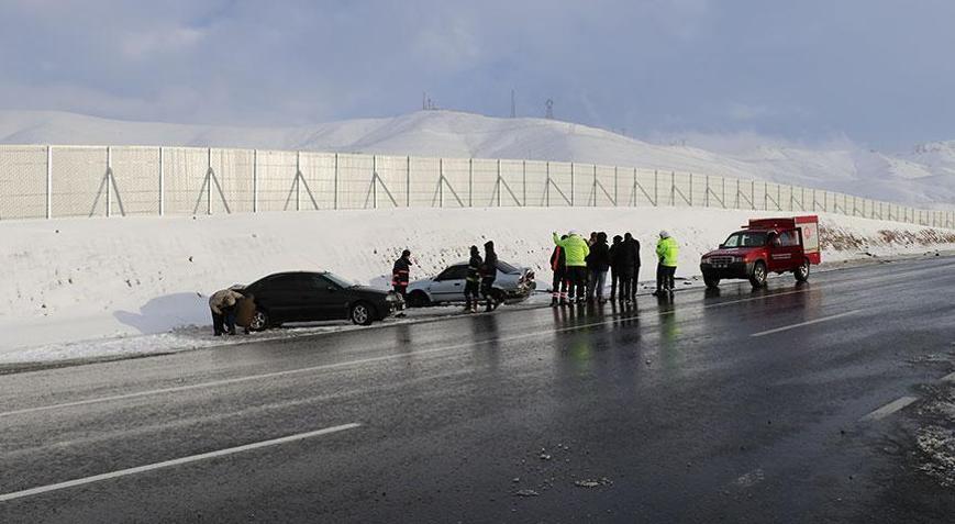 Vanda iki otomobil ile iki kamyonetin karıştığı zincirleme kaza Yaralılar var