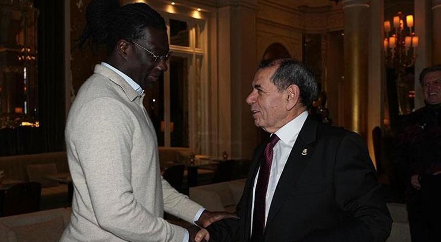 Bafetimbi Gomisten Galatasaraya sürpriz ziyaret