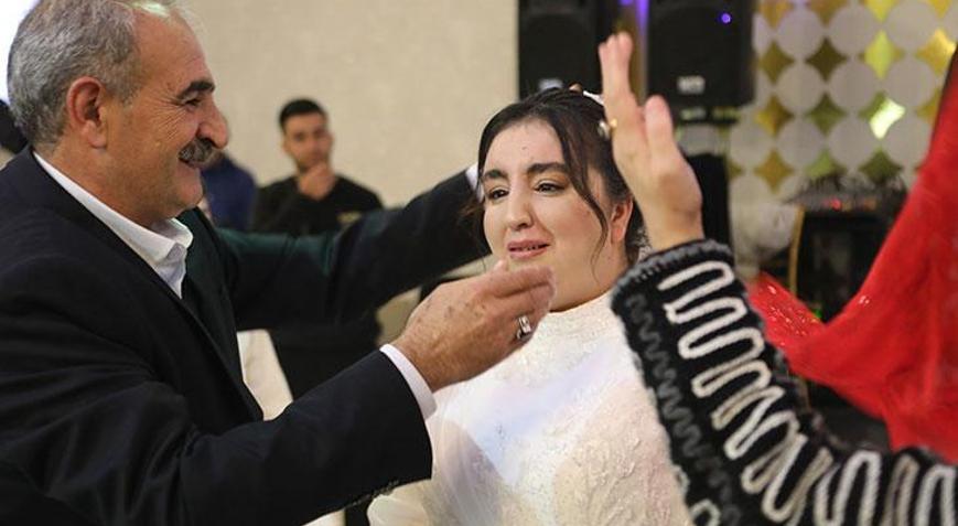 Down sendromlu Şevval’in hayali gerçek oldu Gelinlik giydi, kendi düğününde doyasıya eğlendi