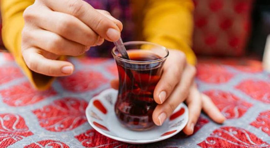 Çayın boya olduğu nasıl anlaşılır Boyalı çayı hemen ortaya çıkaran pratik mutfak testi