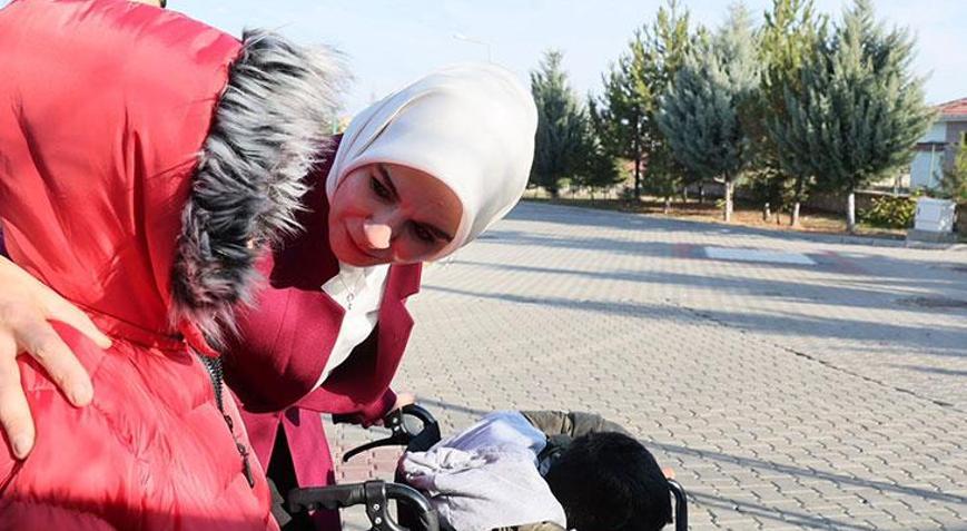 Amcası kümese kapatmıştı Bakan Göktaştan kardeşleriyle birlikte devlet korumasına alınan Adnana ziyaret