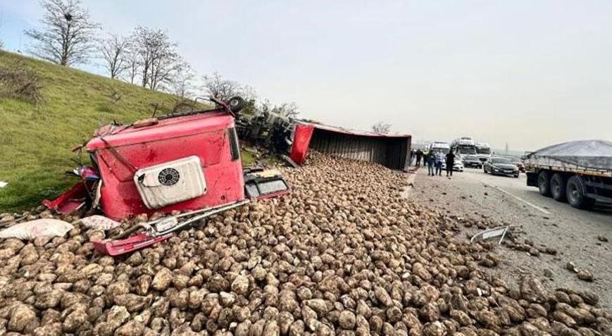 Bursada TIR yol kenarındaki 2 araca çarptı 1 ölü, 3 yaralı