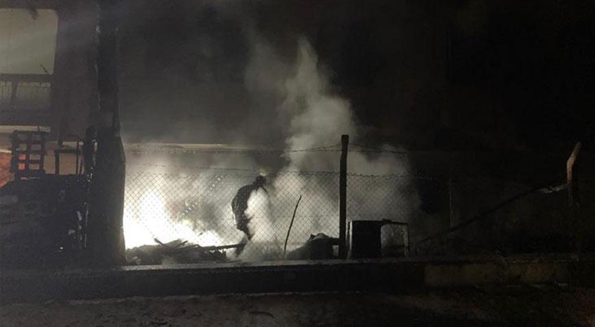 Ankarada hurdalık alanda çıkan yangında 8 kişi dumandan etkilendi